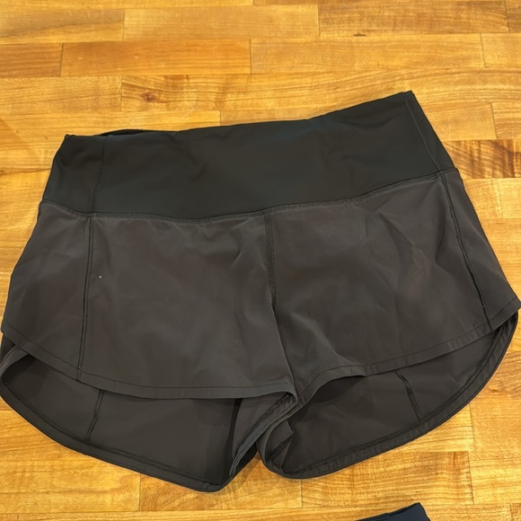 Size 6 Lululemon speed shorts - Picture 6 of 8